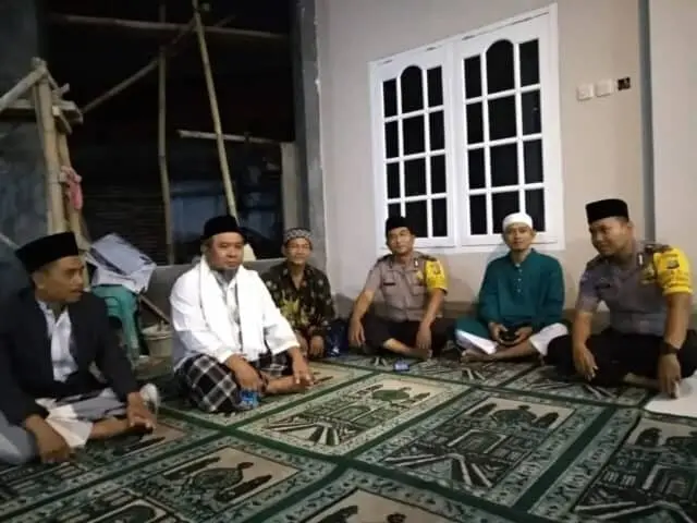 Jalin Silaturahmi Binmas Polsek Neglasari Shalat Shubuh Berjamaah Bersama Warga Jalin Silaturahmi Binmas Polsek Neglasari Shalat Shubuh Berjamaah Bersama Warga