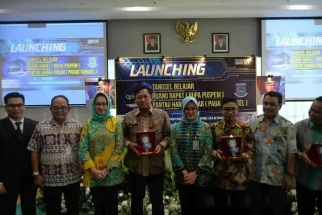 Walikota Tangerang Selatan Launching Tiga Aplikasi Walikota Tangerang Selatan Launching Tiga Aplikasi