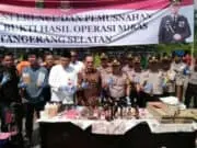Ribuan Botol Miras Dimusnahkan di Mapolres Kota Tangerang Selatan Ribuan Botol Miras Dimusnahkan di Mapolres Kota Tangerang Selatan