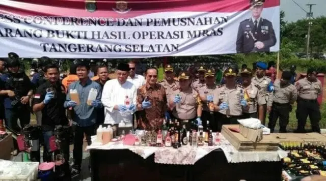 Ribuan Botol Miras Dimusnahkan di Mapolres Kota Tangerang Selatan Ribuan Botol Miras Dimusnahkan di Mapolres Kota Tangerang Selatan