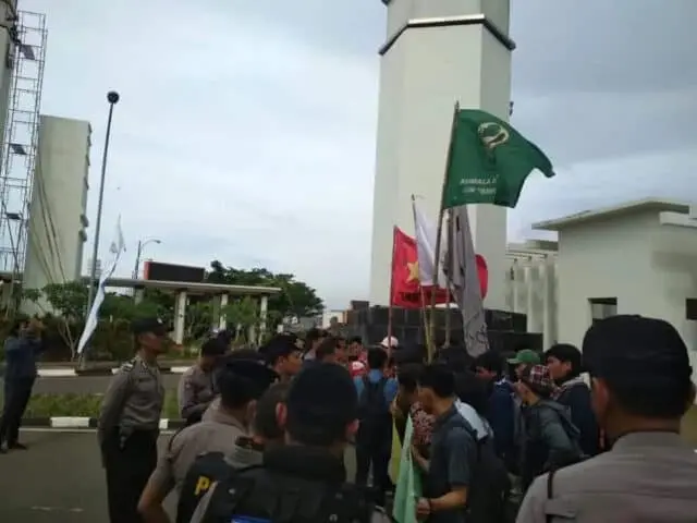 Kasat Sabhara Akui Anggotanya Setrum Faqih Helmi Saat Melakukan Orasi Kasat Sabhara Akui Anggotanya Setrum Faqih Helmi Saat Melakukan Orasi