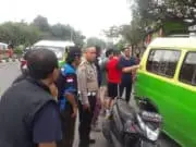 Belasan Driver Ojek Online Hadang Angkot Jurusan Perum-Tangerang Belasan Driver Ojek Online Hadang Angkot Jurusan Perum-Tangerang