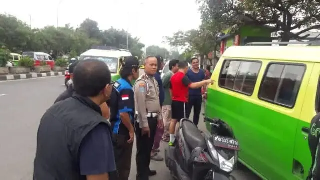Belasan Driver Ojek Online Hadang Angkot Jurusan Perum-Tangerang Belasan Driver Ojek Online Hadang Angkot Jurusan Perum-Tangerang