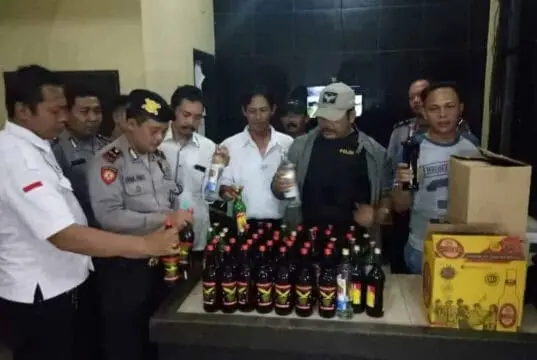 Jajaran Polsek Karawaci Amankan Puluhan botol Miras yang Dijual di Kios Jamu Jajaran Polsek Karawaci Amankan Puluhan botol Miras yang Dijual di Kios Jamu