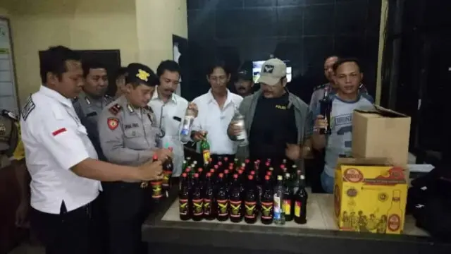 Jajaran Polsek Karawaci Amankan Puluhan botol Miras yang Dijual di Kios Jamu Jajaran Polsek Karawaci Amankan Puluhan botol Miras yang Dijual di Kios Jamu