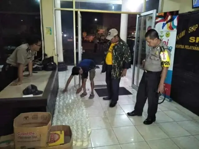 Polsek Karawaci Sita Ratusan Bungkus Miras Jenis Ciu Dari Warung Rokok