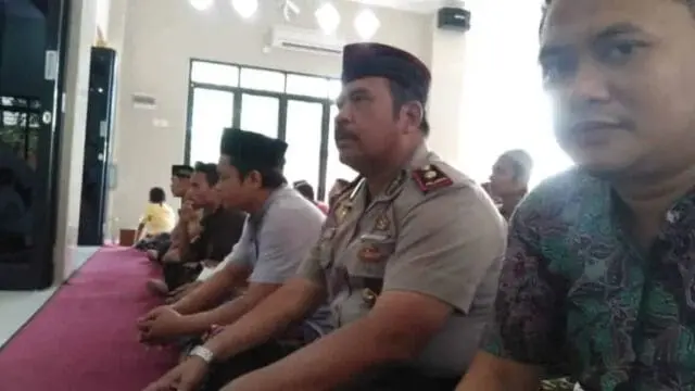 Sholat Jumat Berjamaah, Kapolsek Karawaci Ajak Warga Jaga Kondisi Lingkungan Tetap Sejuk Sholat Jumat Berjamaah, Kapolsek Karawaci Ajak Warga Jaga Kondisi Lingkungan Tetap Sejuk