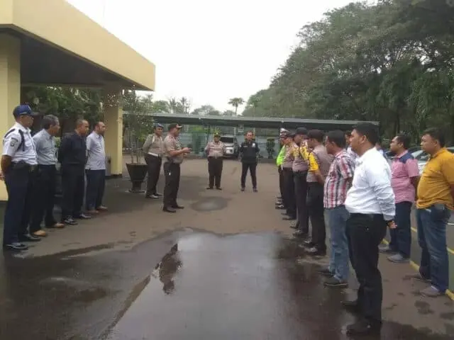 Jelang Aksi May Day, Kapolsek Neglasari Gelar Apel Bersama Pihak Perusahaan Jelang Aksi May Day, Kapolsek Neglasari Gelar Apel Bersama Pihak Perusahaan