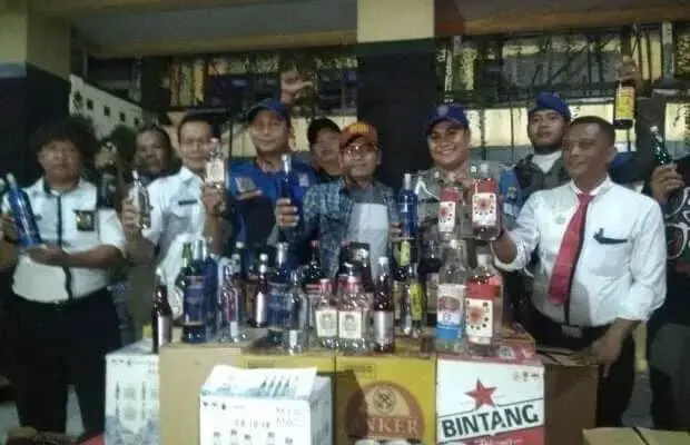 Ribuan Botol Miras Terjaring Satpol PP Kota Tangerang Ribuan Botol Miras Terjaring Satpol PP Kota Tangerang
