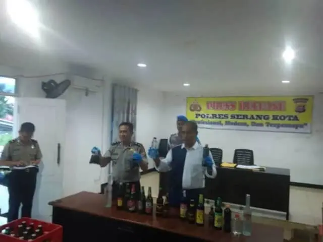 Jelang Ramadhan, Polres Serang Kota Berhasil Mengamankan Ribuan Botol Miras dan Puluhan Dirijen Miras Oplosan Jelang Ramadhan, Polres Serang Kota Berhasil Mengamankan Ribuan Botol Miras dan Puluhan Dirijen Miras Oplosan