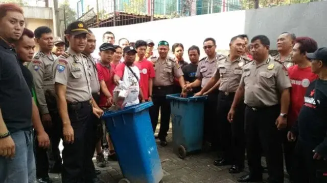 Bersama FSPMI, Polsek Jatiuwung Laksanakan Kerja Bakti Jelang May Day Bersama FSPMI, Polsek Jatiuwung Laksanakan Kerja Bakti Jelang May Day