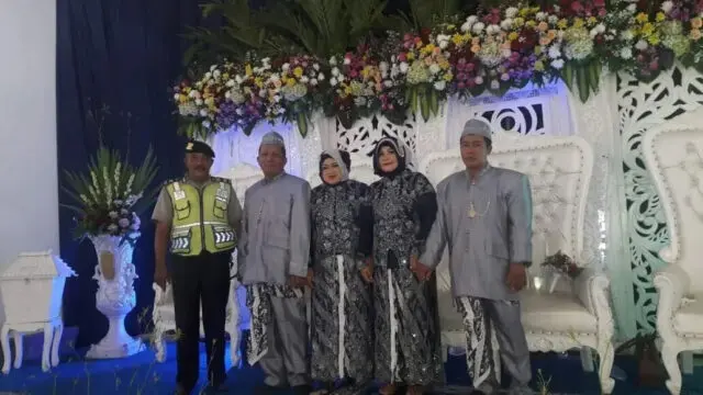Hadiri Resepsi Pernikahan Putri Sahabatnya, Aiptu Purwanto Sampaikan Pesan Kamtibmas Hadiri Resepsi Pernikahan Putri Sahabatnya, Aiptu Purwanto Sampaikan Pesan Kamtibmas