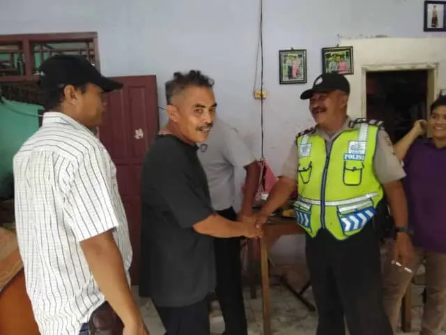 Perkuat Solidaritas, Kapolsub Sektor Palem Semi Besuk Anggota Polisi Perkuat Solidaritas, Kapolsub Sektor Palem Semi Besuk Anggota Polisi