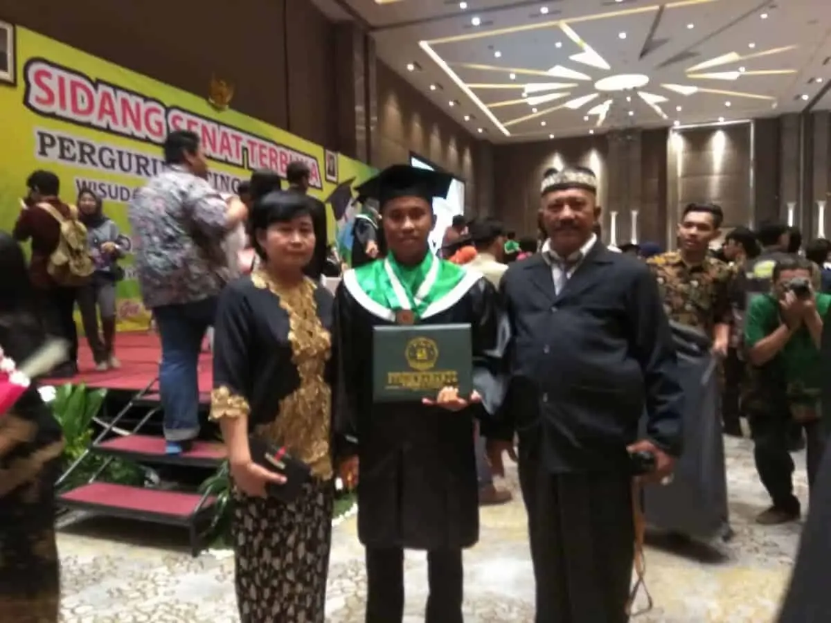 Satria Puji Irawan, Putra Ke 3 Aiptu Purwanto Ikuti Prosesi Wisudawan AMIK - STMIK Raharja Satria Puji Irawan, Putra Ke 3 Aiptu Purwanto Ikuti Prosesi Wisudawan AMIK - STMIK Raharja
