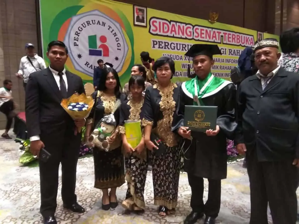 Satria Puji Irawan, Putra Ke 3 Aiptu Purwanto Ikuti Prosesi Wisudawan AMIK - STMIK Raharja Satria Puji Irawan, Putra Ke 3 Aiptu Purwanto Ikuti Prosesi Wisudawan AMIK - STMIK Raharja
