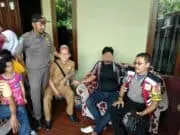 Mengaku Ahli Pengobatan Alternatif, Seorang Dukun Palsu Dikepung Warga Mengaku Ahli Pengobatan Alternatif, Seorang Dukun Palsu Dikepung Warga