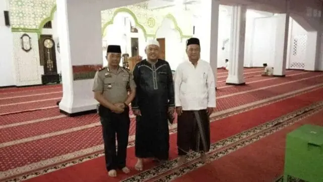 Jalin Silaturahmi Bersama Masyarakat, Kapolsek Ciledug Jalankan Program Polisi Sholat Subuh Berjamaah Jalin Silaturahmi Bersama Masyarakat, Kapolsek Ciledug Jalankan Program Polisi Sholat Subuh Berjamaah