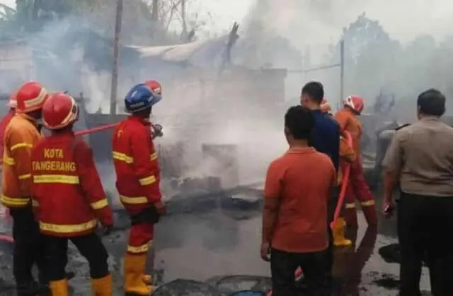 Polres Tangerang Buru Pemilik Pabrik Tiner Terbakar di Sepatan Polres Tangerang Buru Pemilik Pabrik Tiner Terbakar di Sepatan