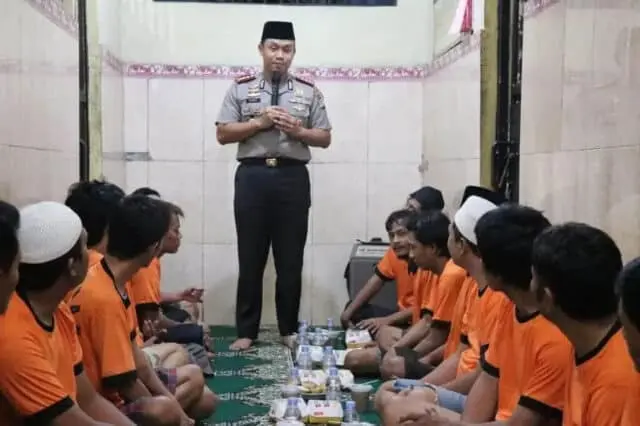 Buka Puasa Bersama Di Rutan Mapolrestro Tangerang Kota, Kombes Harry Ajak Warga Binaan Introspeksi Diri Buka Puasa Bersama Di Rutan Mapolrestro Tangerang Kota, Kombes Harry Ajak Warga Binaan Introspeksi Diri