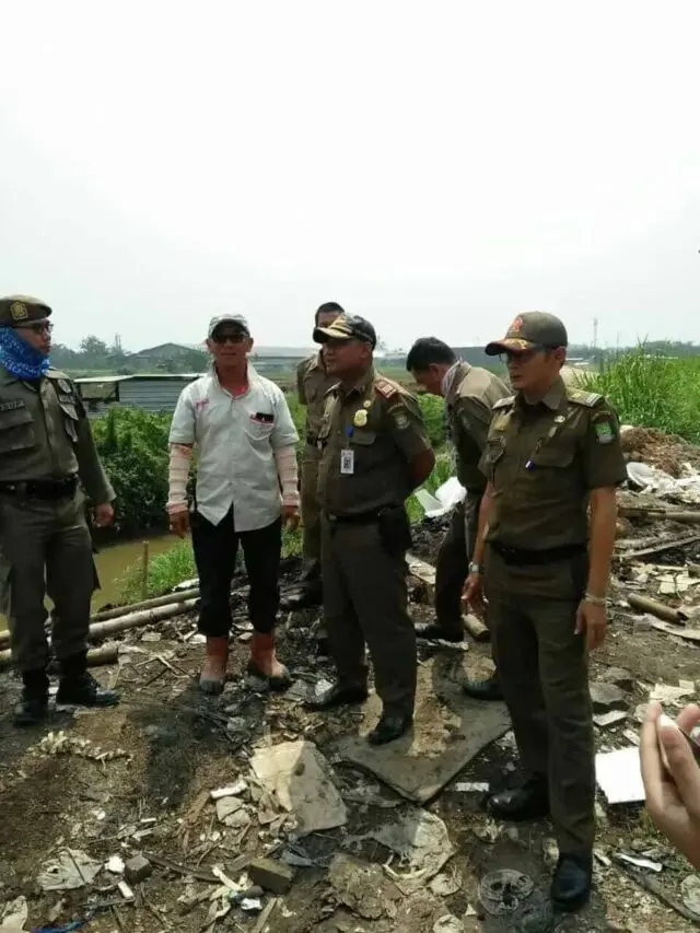 Disegel Satpol PP, Pelaksana Proyek Penurapan Sungai di PT Arjuna Membangkang Disegel Satpol PP, Pelaksana Proyek Penurapan Sungai di PT Arjuna Membangkang