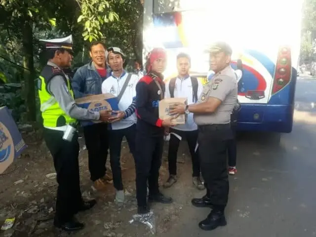 Lepas Aksi Buruh ke Jakarta, Kapolsek Neglasari: "Jaga Keselamatan dan Patuhi Aturan Lalu Lintas Lepas Aksi Buruh ke Jakarta, Kapolsek Neglasari: "Jaga Keselamatan dan Patuhi Aturan Lalu Lintas