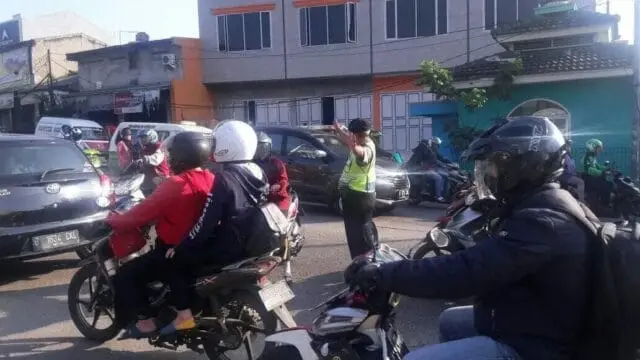 Kapolsub Sektor Palem Semi Aiptu Purwanto Awali Pelayanan Pagi Dengan Gatur Lalin Kapolsub Sektor Palem Semi Aiptu Purwanto Awali Pelayanan Pagi Dengan Gatur Lalin