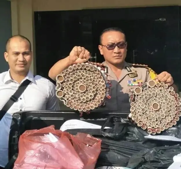Polresta Tangerang Gerebek Pabrik Mercon, Amankan Ribuan Petasan Polresta Tangerang Gerebek Pabrik Mercon, Amankan Ribuan Petasan