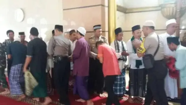 Kapolsek Jatiuwung Gelar Shalat Ghaib Bersma Masyarakat Di Masjid Al Barokah Kapolsek Jatiuwung Gelar Shalat Ghaib Bersma Masyarakat Di Masjid Al Barokah