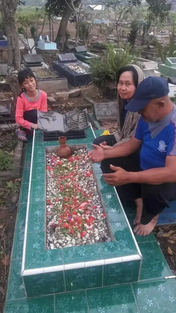 Kapolsub Sektor Palem Semi Hadiri Pemakaman Tokoh Masyarakat Asal Banyuwangi Kapolsub Sektor Palem Semi Hadiri Pemakaman Tokoh Masyarakat Asal Banyuwangi