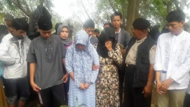 Kapolsub Sektor Palem Semi Hadiri Pemakaman Tokoh Masyarakat Asal Banyuwangi Kapolsub Sektor Palem Semi Hadiri Pemakaman Tokoh Masyarakat Asal Banyuwangi