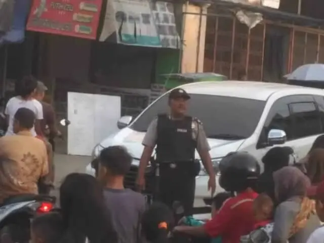 Kapolsub Sektor Palem Semi Gandeng Warga Atur Lalulintas Jelang Buka Puasa Kapolsub Sektor Palem Semi Gandeng Warga Atur Lalulintas Jelang Buka Puasa