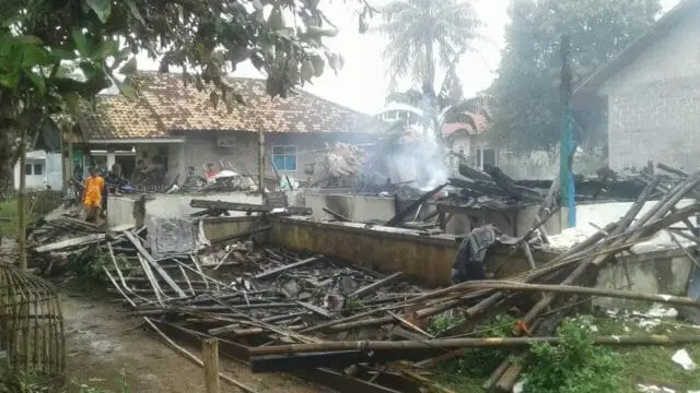 Rumah Milik Keluarga Tidak Mampu Hangus Dilalap Si Jago Merah Rumah Milik Keluarga Tidak Mampu Hangus Dilalap Si Jago Merah