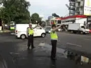 Ramadhan : Anggota Unit Lantas dan Anggota Unit Sabhara Berikan Pelayanan Pada Masyarakat Ramadhan : Anggota Unit Lantas dan Anggota Unit Sabhara Berikan Pelayanan Pada Masyarakat