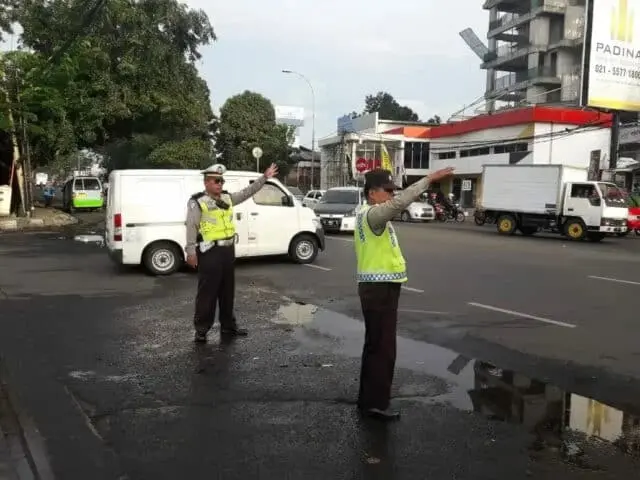 Ramadhan : Anggota Unit Lantas dan Anggota Unit Sabhara Berikan Pelayanan Pada Masyarakat Ramadhan : Anggota Unit Lantas dan Anggota Unit Sabhara Berikan Pelayanan Pada Masyarakat