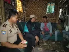 Viral Dimedsos, Kapolsek Karawaci Sambangi Kediaman Alif Hidayat Bocah 5 Tahun Yang Hanya Makan Nasi dan Garam Viral Dimedsos, Kapolsek Karawaci Sambangi Kediaman Alif Hidayat Bocah 5 Tahun Yang Hanya Makan Nasi dan Garam