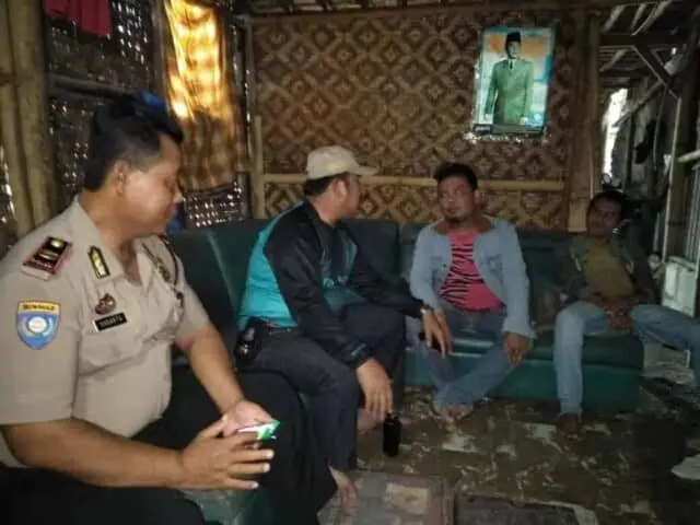 Viral Dimedsos, Kapolsek Karawaci Sambangi Kediaman Alif Hidayat Bocah 5 Tahun Yang Hanya Makan Nasi dan Garam Viral Dimedsos, Kapolsek Karawaci Sambangi Kediaman Alif Hidayat Bocah 5 Tahun Yang Hanya Makan Nasi dan Garam