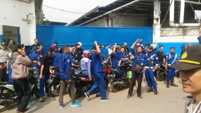 Polsek Jatiuwung Lakukan Pengamanan Aksi Unjuk Rasa Ormas Badak Banten Tuntut Hak Karyawan PT Sinar Daku Polsek Jatiuwung Lakukan Pengamanan Aksi Unjuk Rasa Ormas Badak Banten Tuntut Hak Karyawan PT Sinar Daku