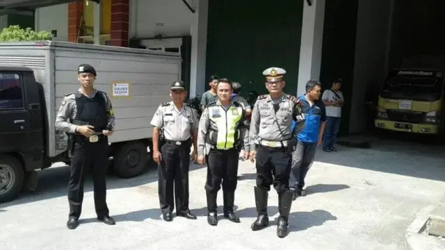 Petugas Sabhara dan Satlantas Kawal Pengiriman Logistik Pilkada Kota Tangerang Petugas Sabhara dan Satlantas Kawal Pengiriman Logistik Pilkada Kota Tangerang