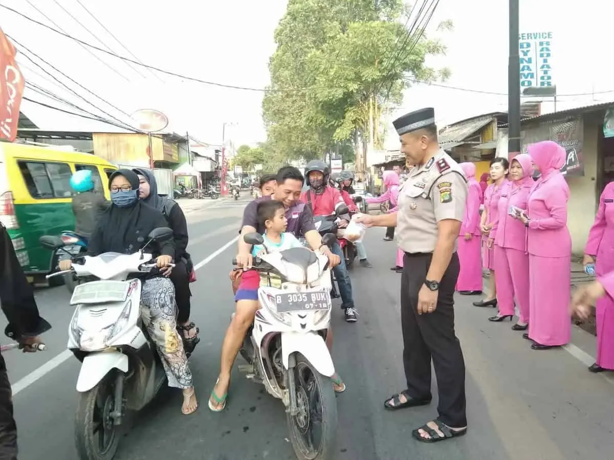 Gelar Buka Puasa Bersama, Kapolsek Cipondoh Santuni Anak Yatim