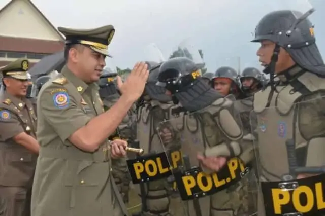 Satpol PP Kab. Tangerang Membongkar Warung Remang-remang Tanpa Izin Satpol PP Kab. Tangerang Membongkar Warung Remang-remang Tanpa Izin