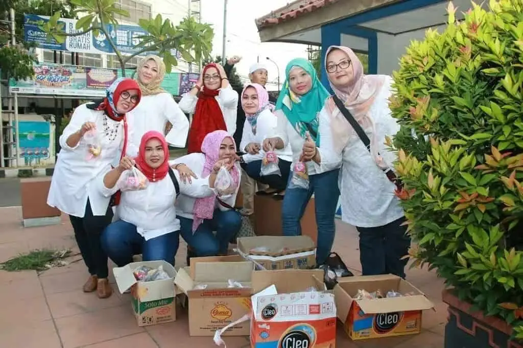 Mencari Berkah di Bulan Ramadhan, Komunitas Permata Bagikan Takjil ke Pengguna Jalan Raya Mencari Berkah di Bulan Ramadhan, Komunitas Permata Bagikan Takjil ke Pengguna Jalan Raya