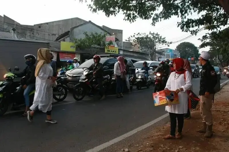 Mencari Berkah di Bulan Ramadhan, Komunitas Permata Bagikan Takjil ke Pengguna Jalan Raya Mencari Berkah di Bulan Ramadhan, Komunitas Permata Bagikan Takjil ke Pengguna Jalan Raya