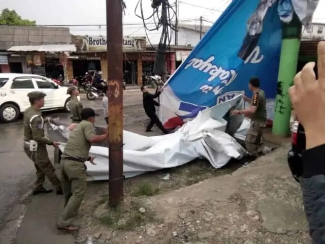 Belum Memasuki Tahapan Kampanye, Panwaslu Tertibkan Alat Peraga Belum Memasuki Tahapan Kampanye, Panwaslu Tertibkan Alat Peraga