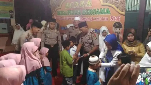 Bersama Ketua Ranting Bhayangkari, Kapolsek Jatiuwung Buka Puasa Bersama dan Santuni Anak yatim Bersama Ketua Ranting Bhayangkari, Kapolsek Jatiuwung Buka Puasa Bersama dan Santuni Anak yatim