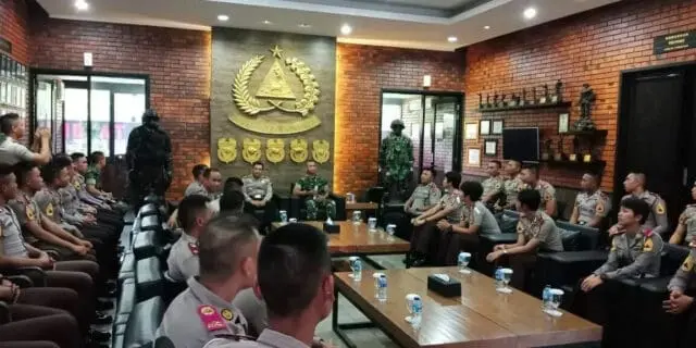 Kapolsek Jatiuwung Dampingi Taruna Akpol Latihan Kerja di Markas TNI Batalion Infantri 203 Kapolsek Jatiuwung Dampingi Taruna Akpol Latihan Kerja di Markas TNI Batalion Infantri 203