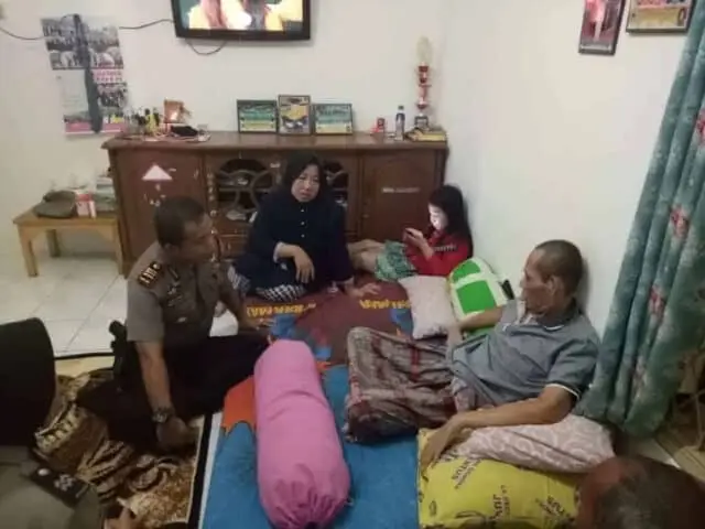 Kapolsek Neglasari Beri Perhatian Anggotanya Yang Sakit Kapolsek Neglasari Beri Perhatian Anggotanya Yang Sakit