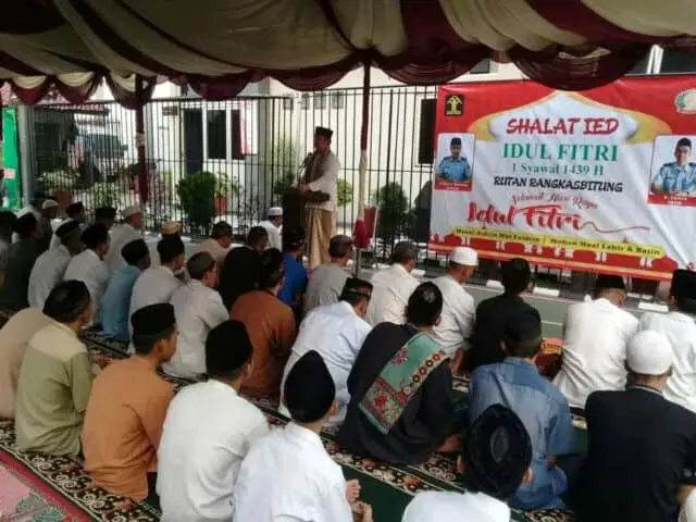 Bertindak Sebagai Khotib Idul Fitri, Kepala Rutan Rangkasbitung Ajak Petugas dan WBP Saling Memaafkan Bertindak Sebagai Khotib Idul Fitri, Kepala Rutan Rangkasbitung Ajak Petugas dan WBP Saling Memaafkan