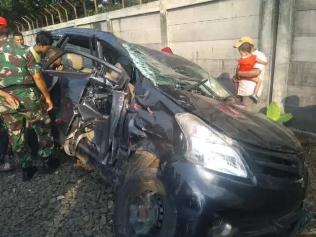 Kereta Listrik Tabrak Mobil Avanza Dekat Stasiun Batu Ceper, Tiga Orang Meninggal Dunia