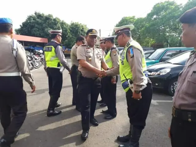 Kapolsek Neglasari Apresiasi Anggota di Hari Pertama Kapolsek Neglasari Apresiasi Anggota di Hari Pertama