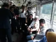Heboh Bersama Masyarakat, Gubernur Banten Desak-desakan Naik KRL Heboh Bersama Masyarakat, Gubernur Banten Desak-desakan Naik KRL